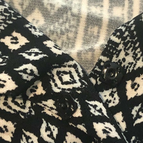 BCBGeneration Graphic Print Stretch Wrap Romper Women’s Small Snap Front - Picture 11 of 12